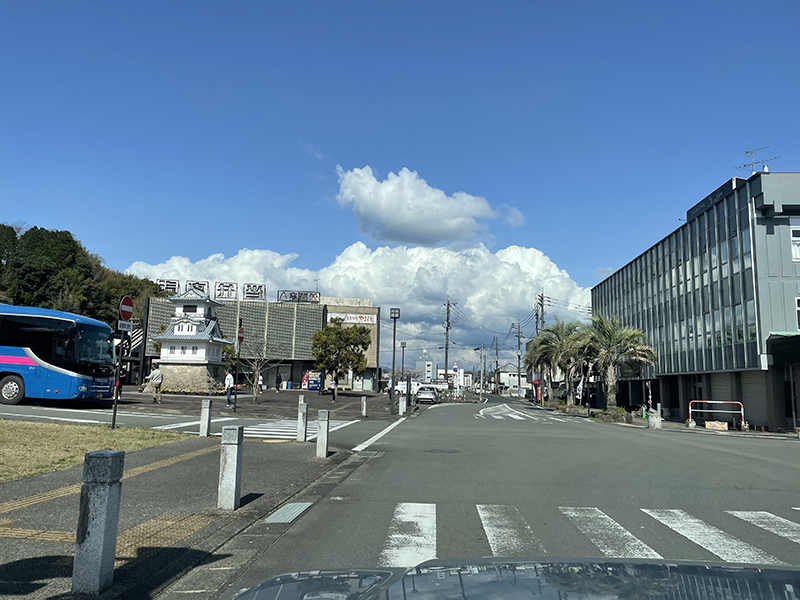 人吉駅を左手に直進します