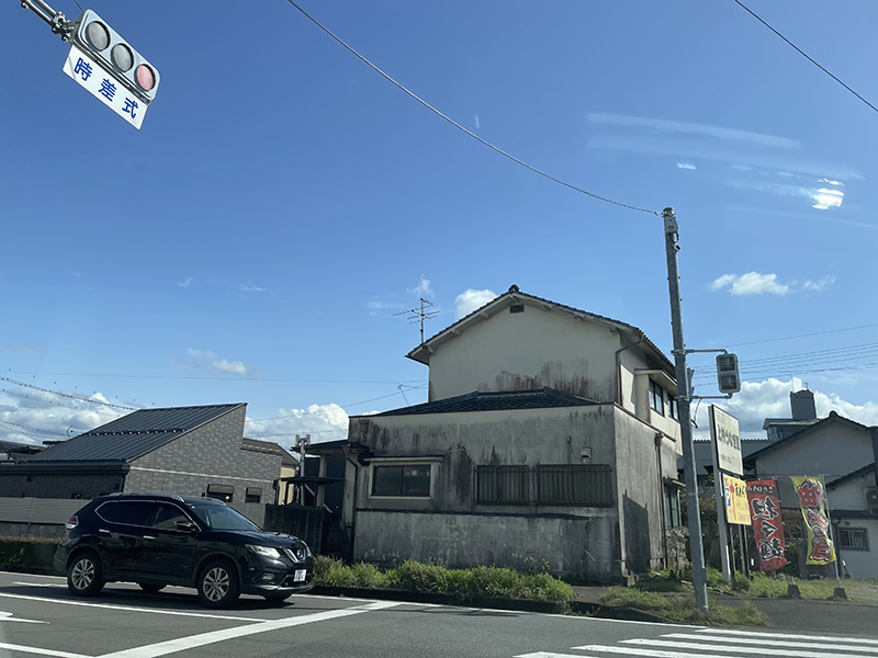 川沿いを右手に1つ目の信号を左折