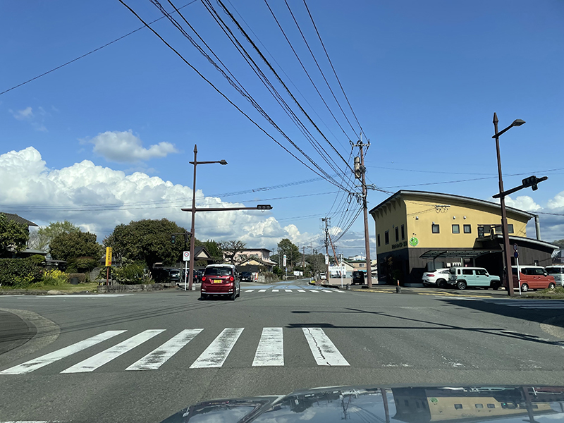 直進し、1つ目の信号を右折