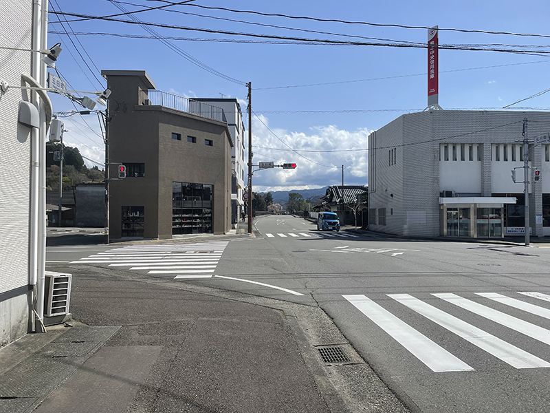 2つ目の信号で水の手橋手前を左折