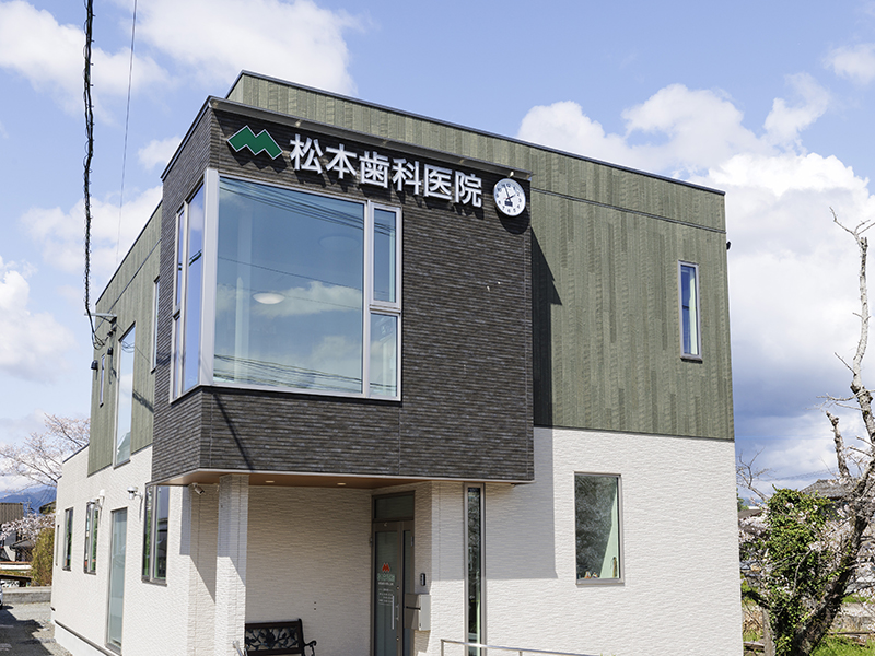 バス停から20mほど歩いた左手にございます