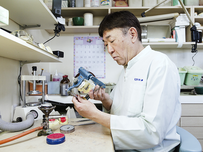 専任の歯科技工士